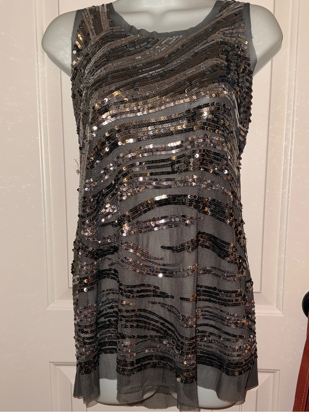 Romeo & Juliet Couture Gray Sequin Sleeveless Tank